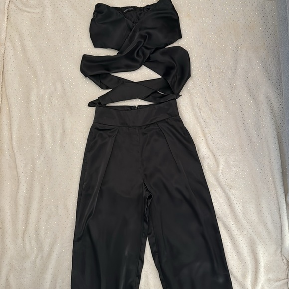 Sexy black satin 2 piece set. Crop top with high wasted wide leg pant. - Picture 3 of 4